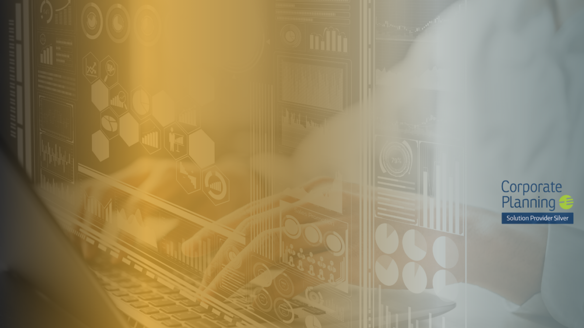 Eine Person tippt auf einem Laptop mit digitalen Datentabellen, Grafiken und Controlling-Overlays. Auf der rechten Seite sind das Logo von Corporate Planning und die silberne Plakette des Solution Providers zu sehen. Auf der linken Seite des Bildes ist ein gelber Verlaufseffekt zu sehen.