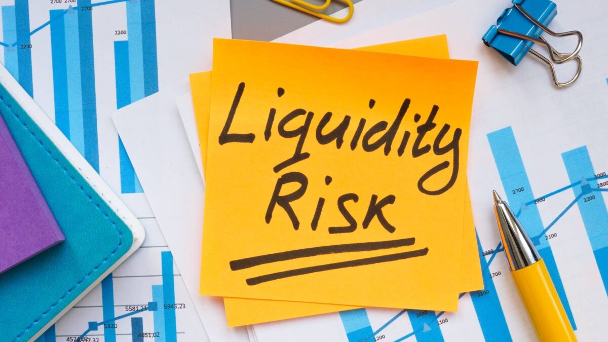 Liquidity risk refers to the risk that a company or bank will be unable to meet its short-term payment obligations on time due to a lack of liquid funds. Even if sufficient assets are available, problems can arise if they cannot be converted into cash quickly enough. Effective liquidity management is therefore crucial for financial stability.