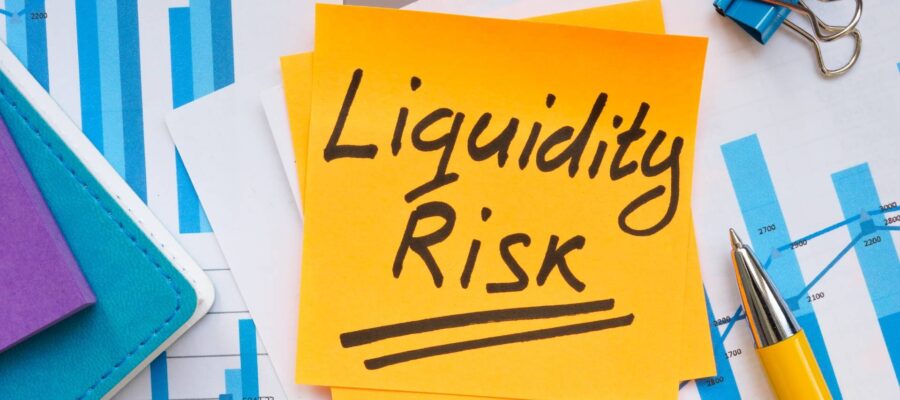 Liquidity risk refers to the risk that a company or bank will be unable to meet its short-term payment obligations on time due to a lack of liquid funds. Even if sufficient assets are available, problems can arise if they cannot be converted into cash quickly enough. Effective liquidity management is therefore crucial for financial stability.